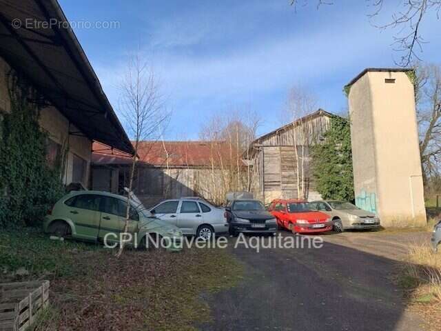 Commerce à PIEGUT-PLUVIERS