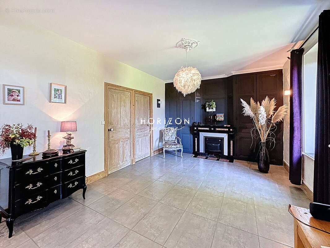 Maison à ROMANECHE-THORINS