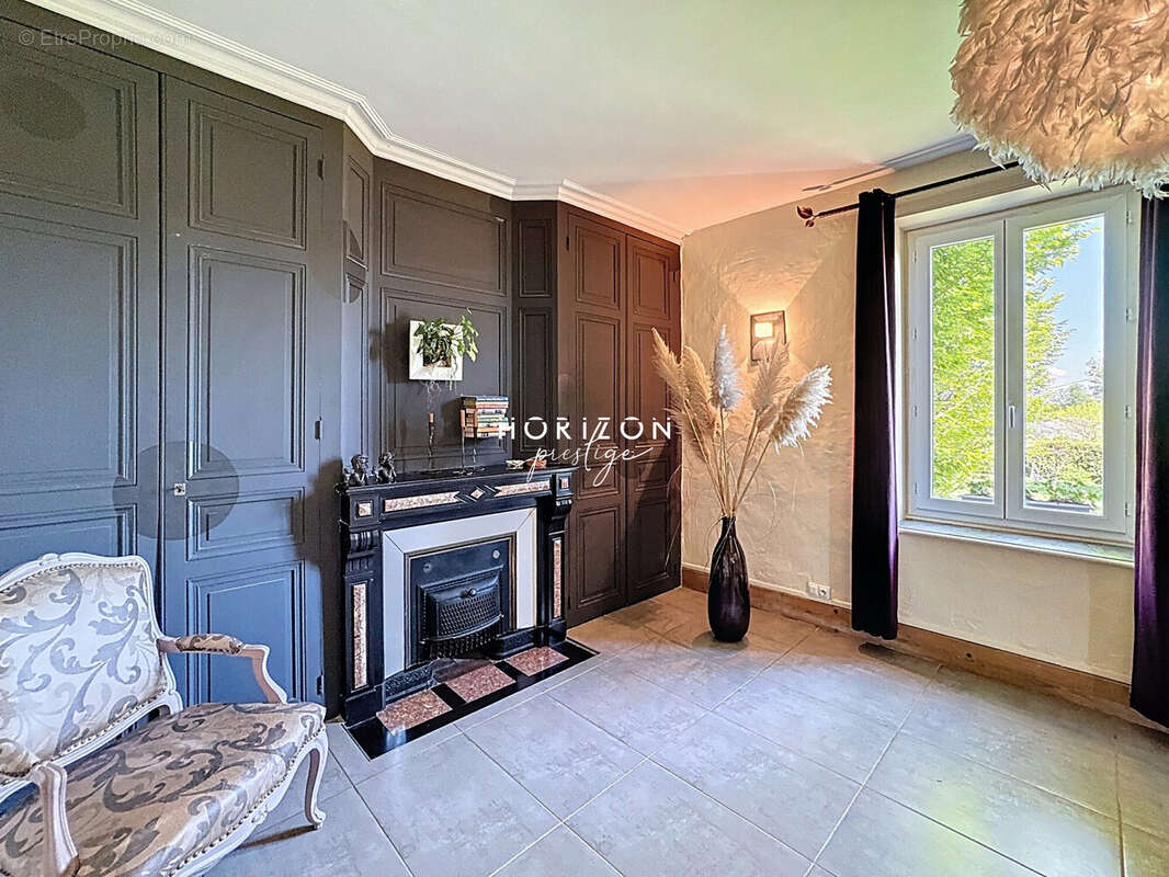 Maison à ROMANECHE-THORINS