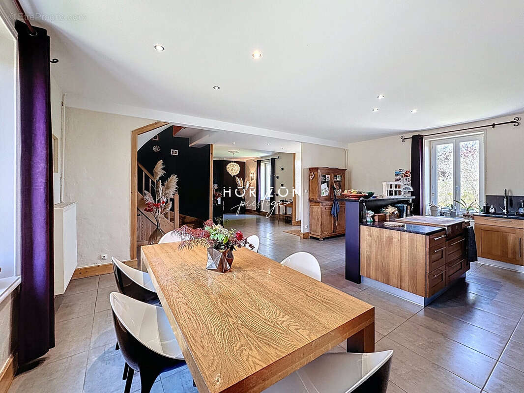 Maison à ROMANECHE-THORINS