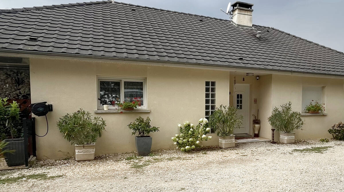 Maison à SAINT-CYR-LA-ROCHE