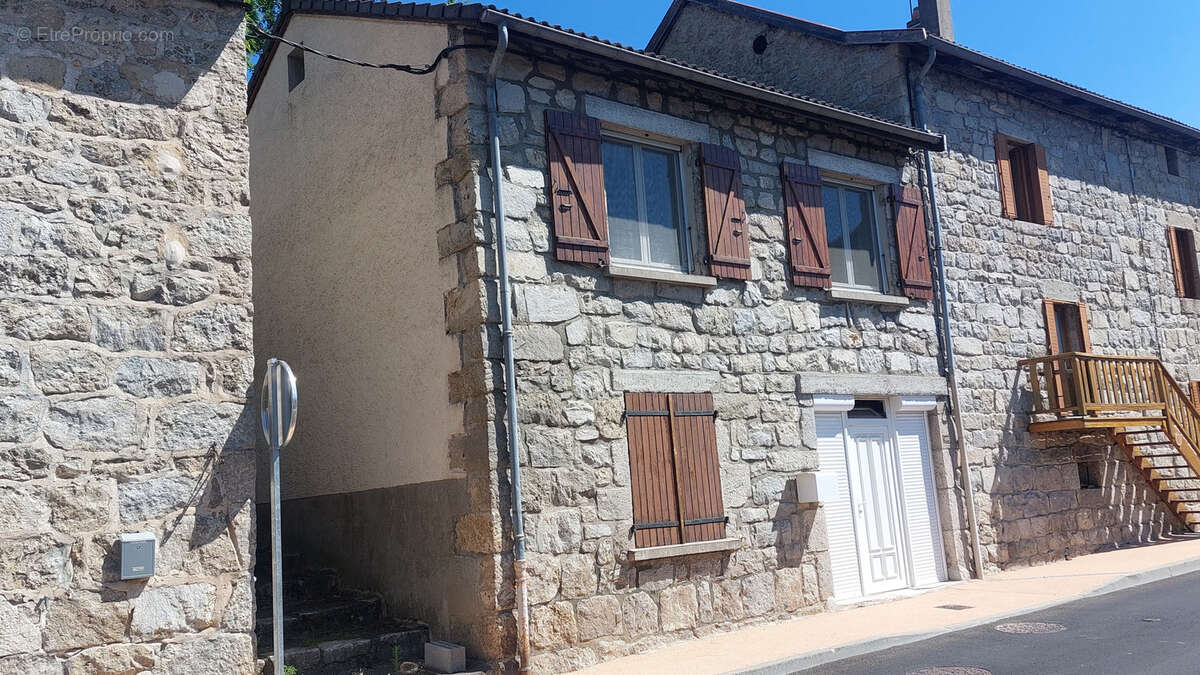 Maison à SAINT-JULIEN-BOUTIERES