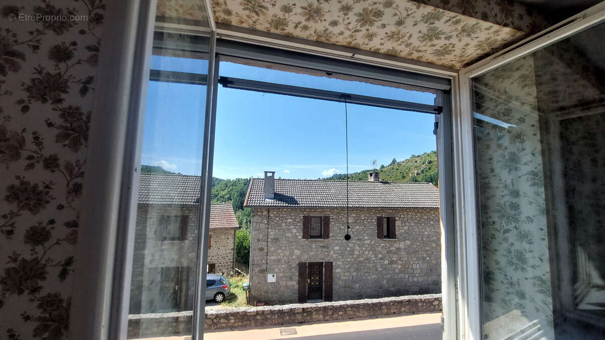 Maison à SAINT-JULIEN-BOUTIERES