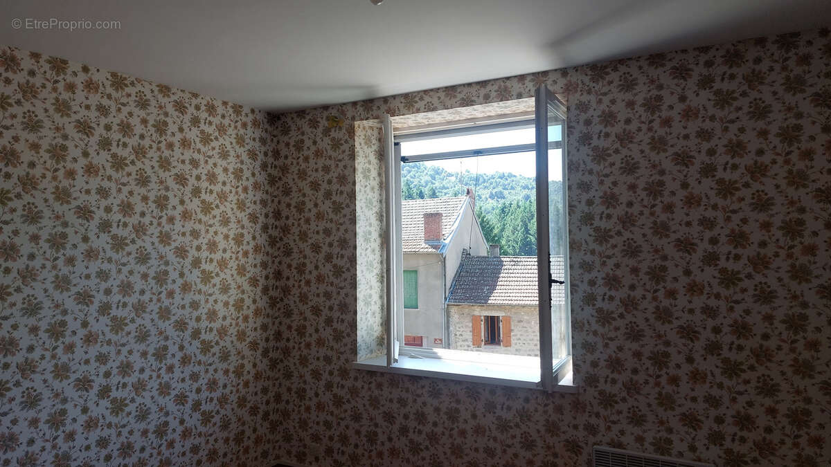 Maison à SAINT-JULIEN-BOUTIERES