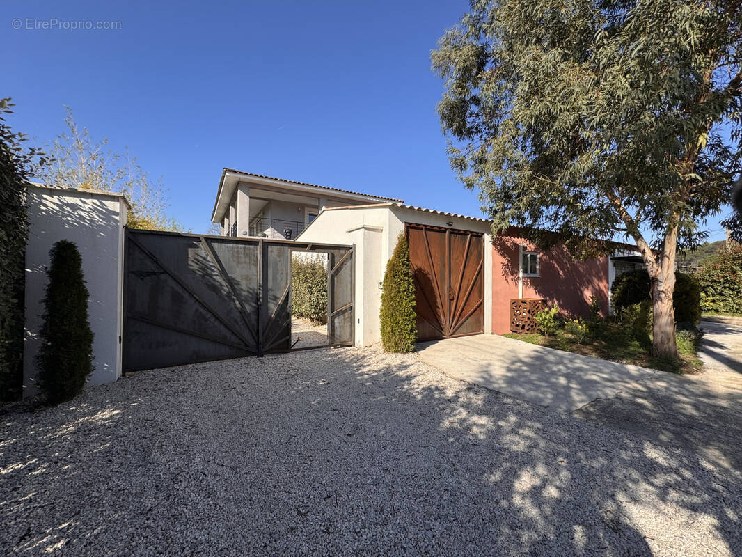 Commerce à ROUGIERS