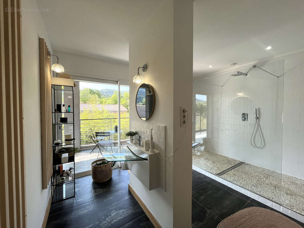 Commerce à ROUGIERS