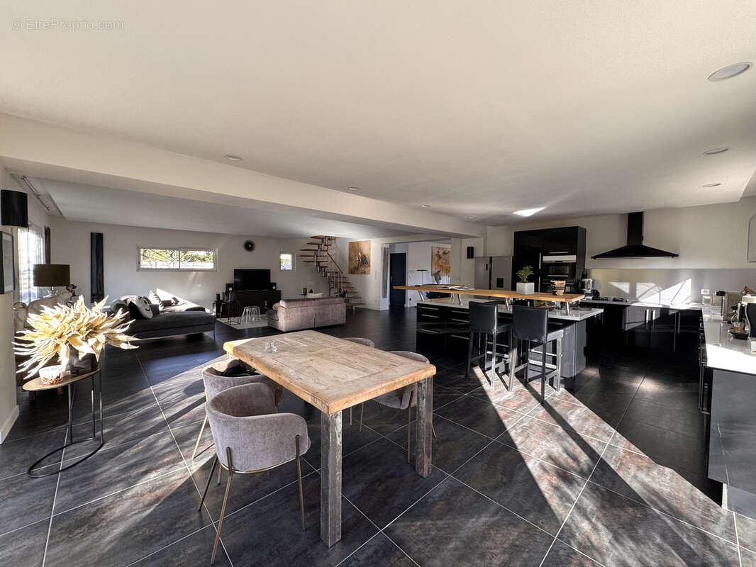 Commerce à ROUGIERS