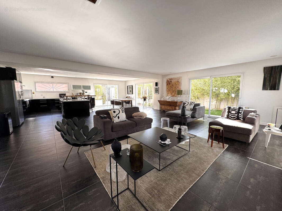 Commerce à ROUGIERS