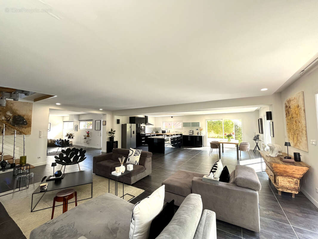 Commerce à ROUGIERS