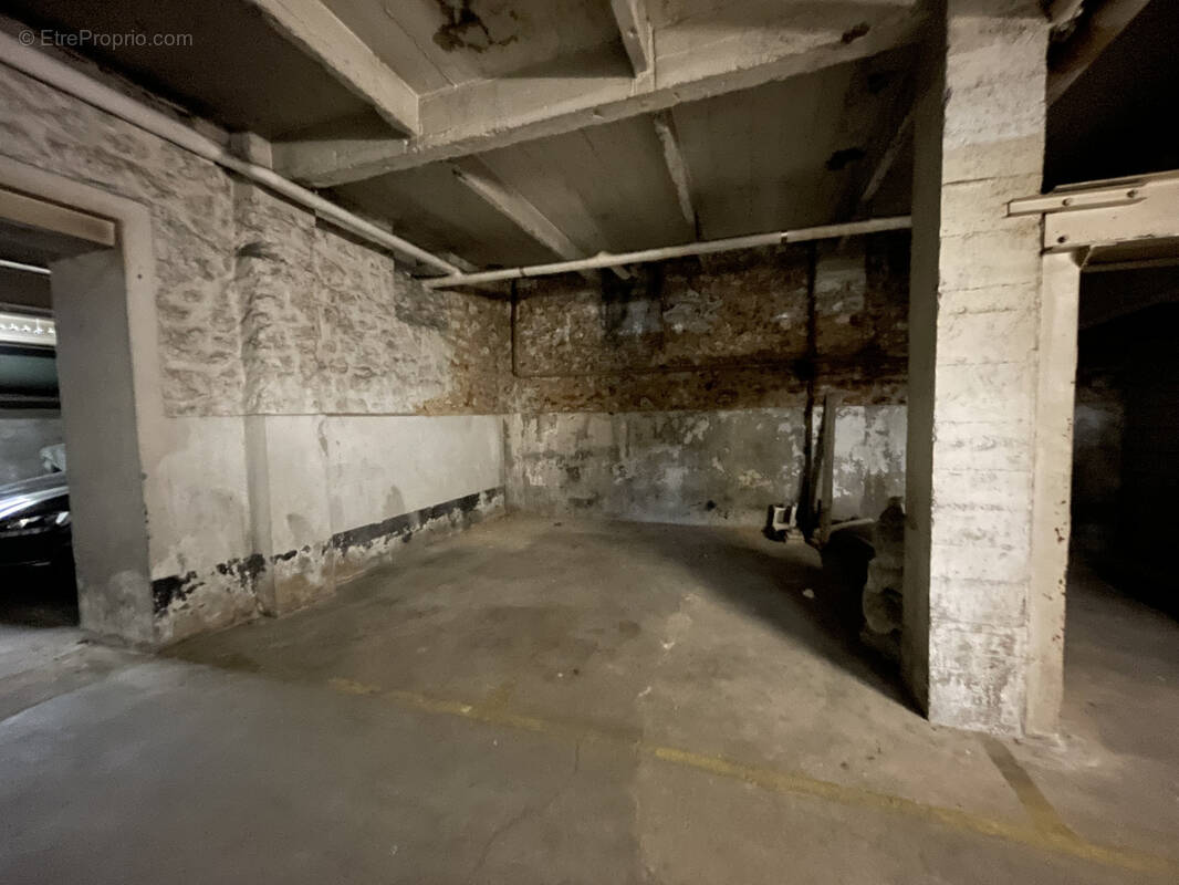 Parking à NEUILLY-SUR-SEINE