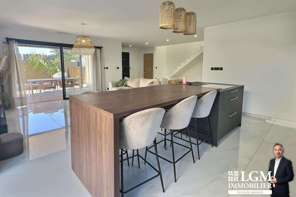 Maison à SAINT-BRES