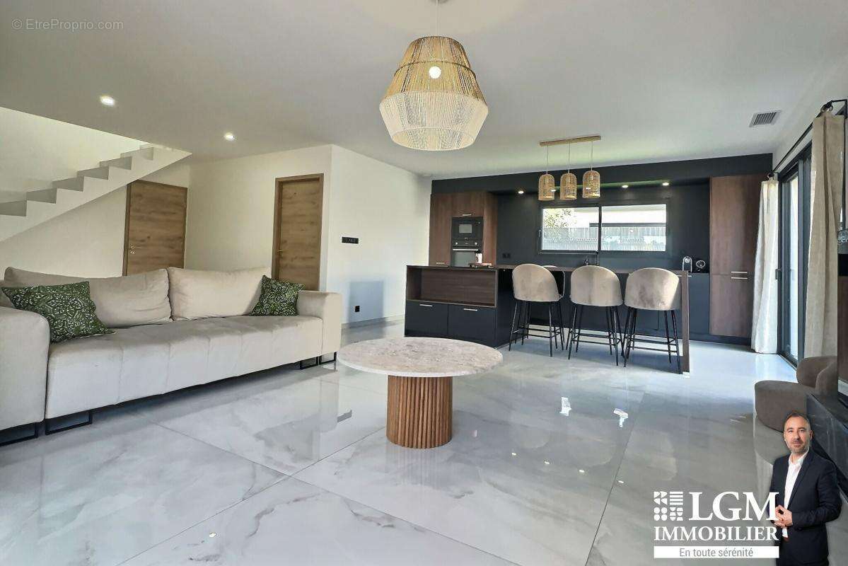 Maison à SAINT-BRES