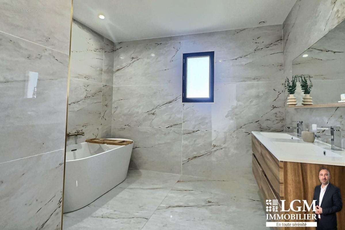 Maison à SAINT-BRES