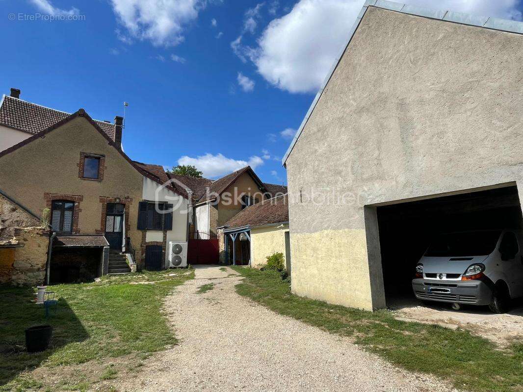 Maison à VILLENEUVE-L&#039;ARCHEVEQUE
