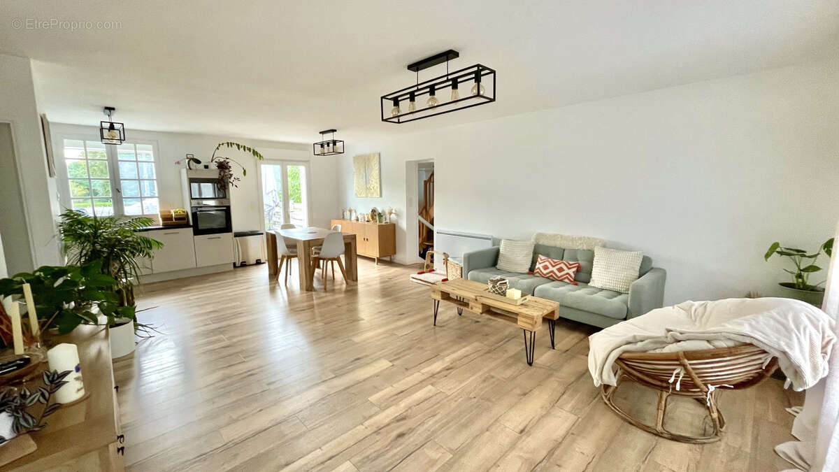 Maison à SAINT-CLEMENT-DE-LA-PLACE