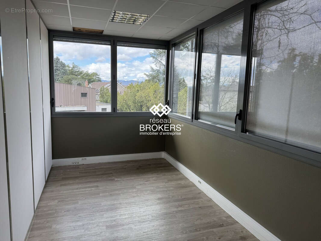 Commerce à SAINTE-FOY-LES-LYON