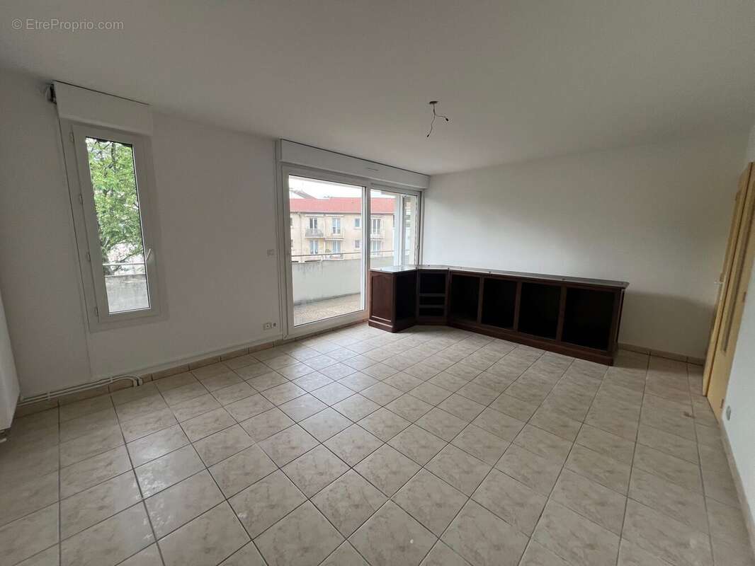 Appartement à SAINT-GENEST-LERPT