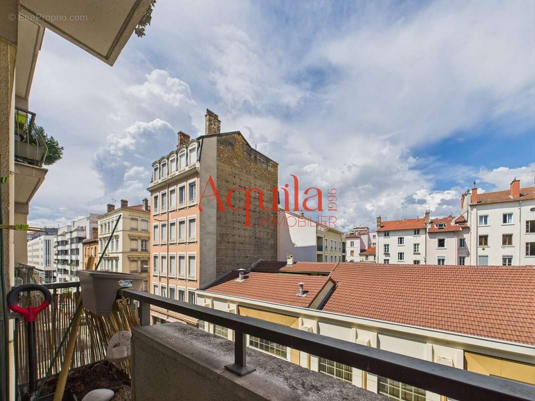 Balcon côté rue  - Appartement à LYON-6E