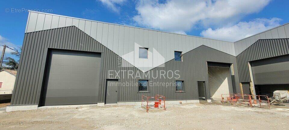 Commerce à SAINT-ETIENNE-LA-VARENNE