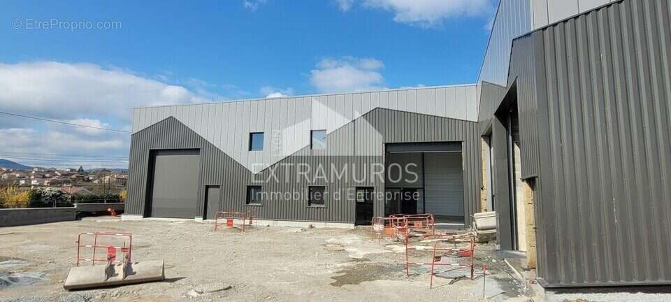 Commerce à SAINT-ETIENNE-LA-VARENNE