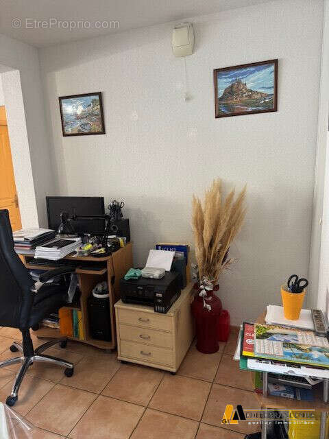 MGI Coin bureau dans séjour - Appartement à NARBONNE