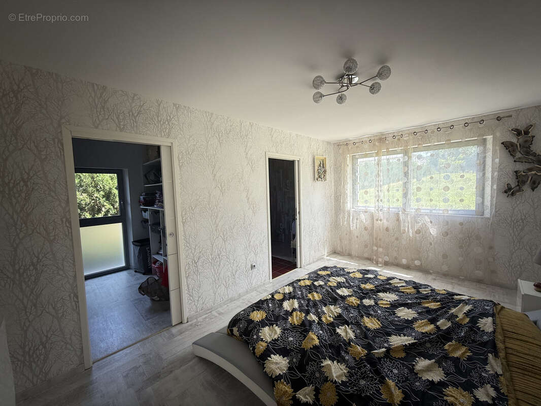 Maison à SAINT-PIERRE-EYNAC