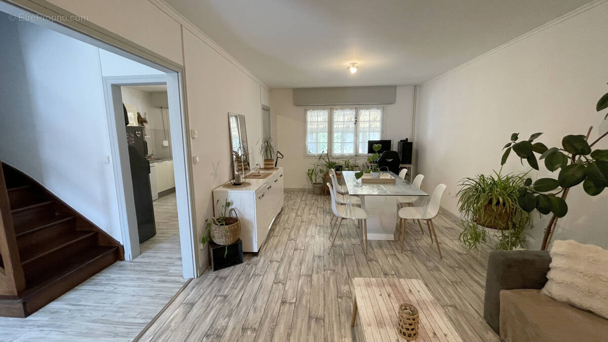 Maison à ESMERY-HALLON