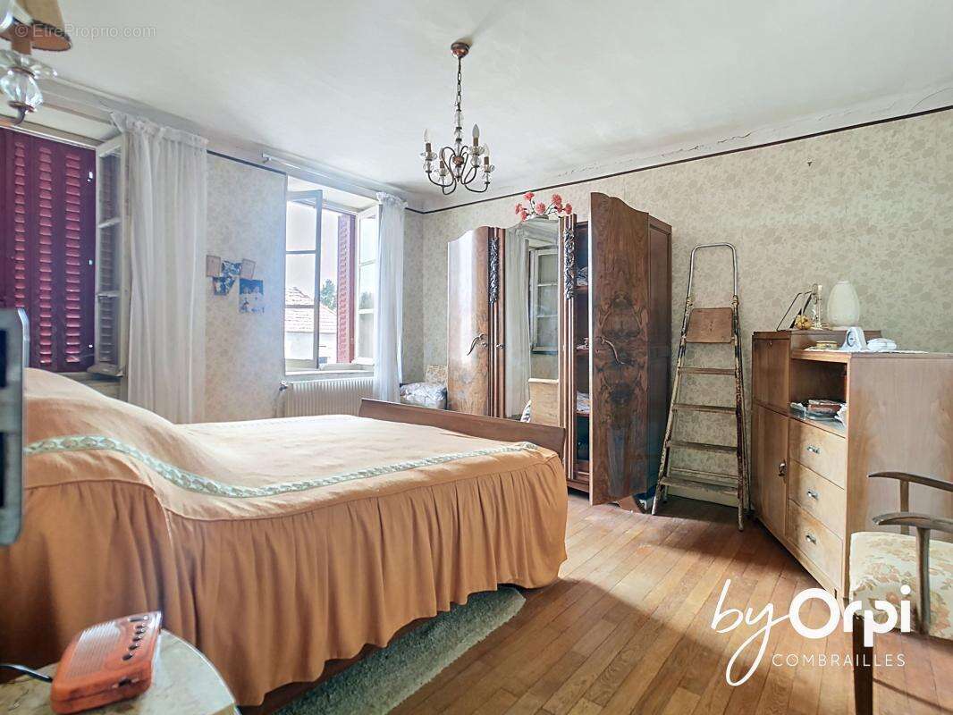 Maison à DURDAT-LAREQUILLE