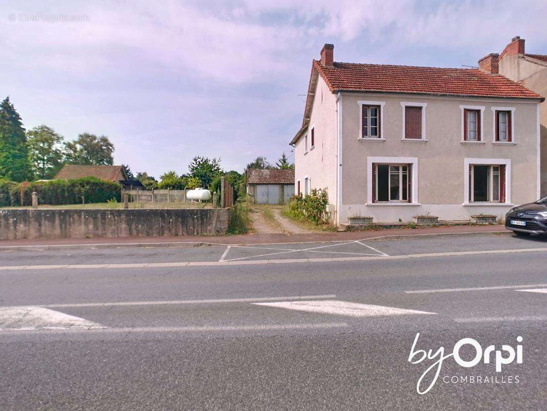 Maison à DURDAT-LAREQUILLE