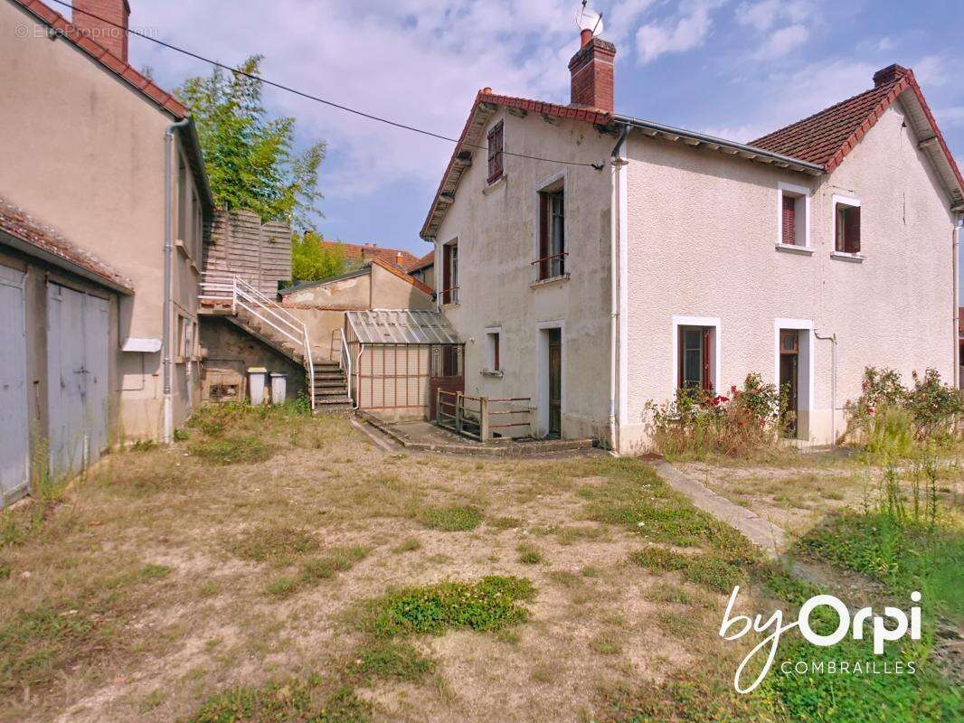 Maison à DURDAT-LAREQUILLE