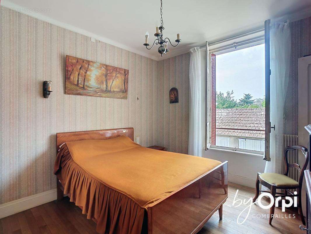 Maison à DURDAT-LAREQUILLE