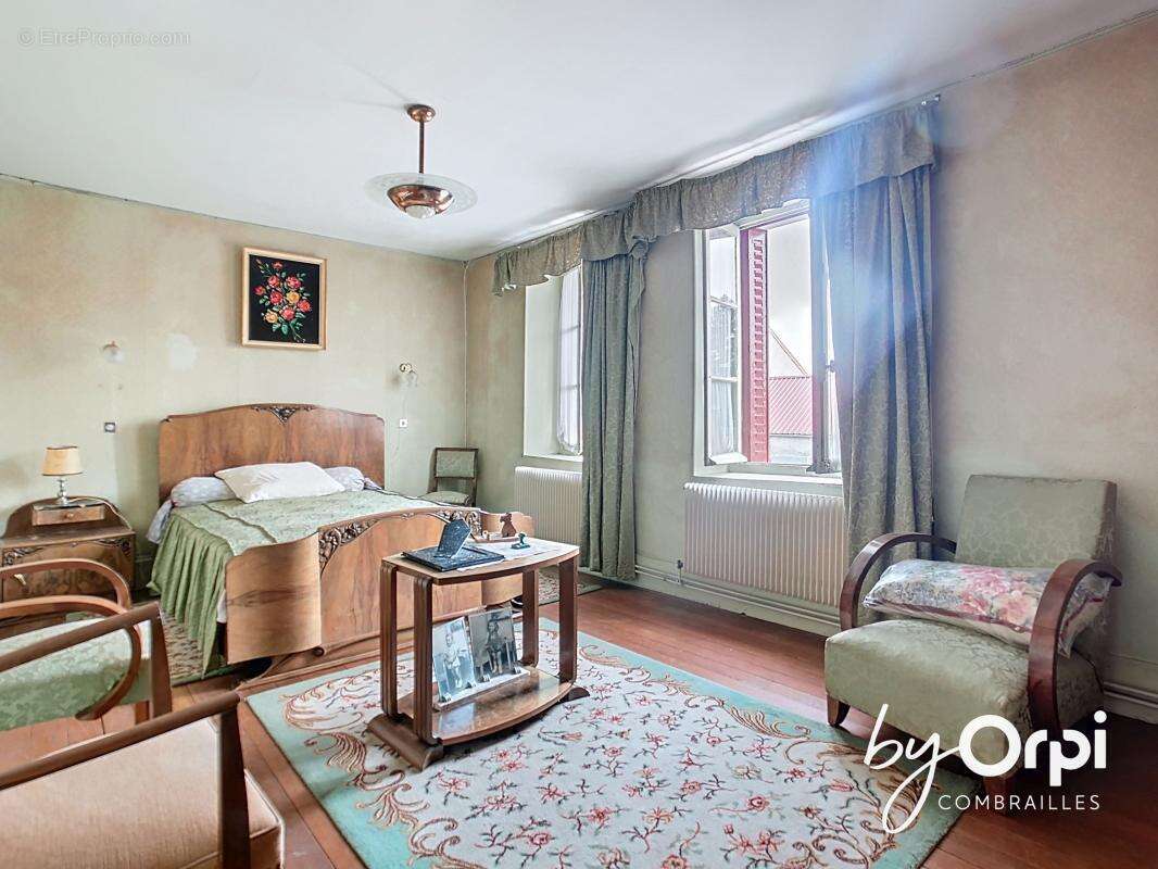 Maison à DURDAT-LAREQUILLE