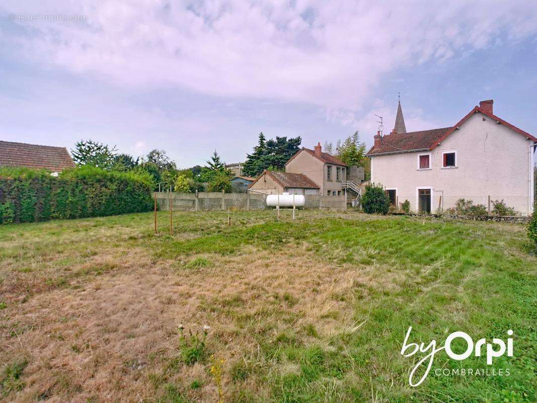 Maison à DURDAT-LAREQUILLE