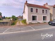 Maison à DURDAT-LAREQUILLE