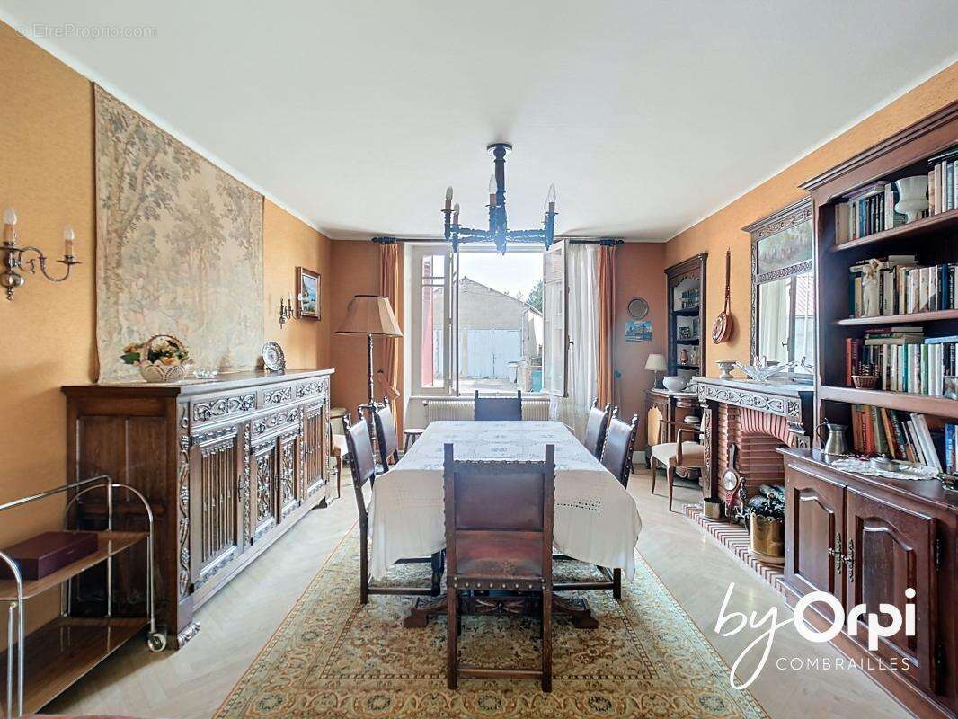 Maison à DURDAT-LAREQUILLE