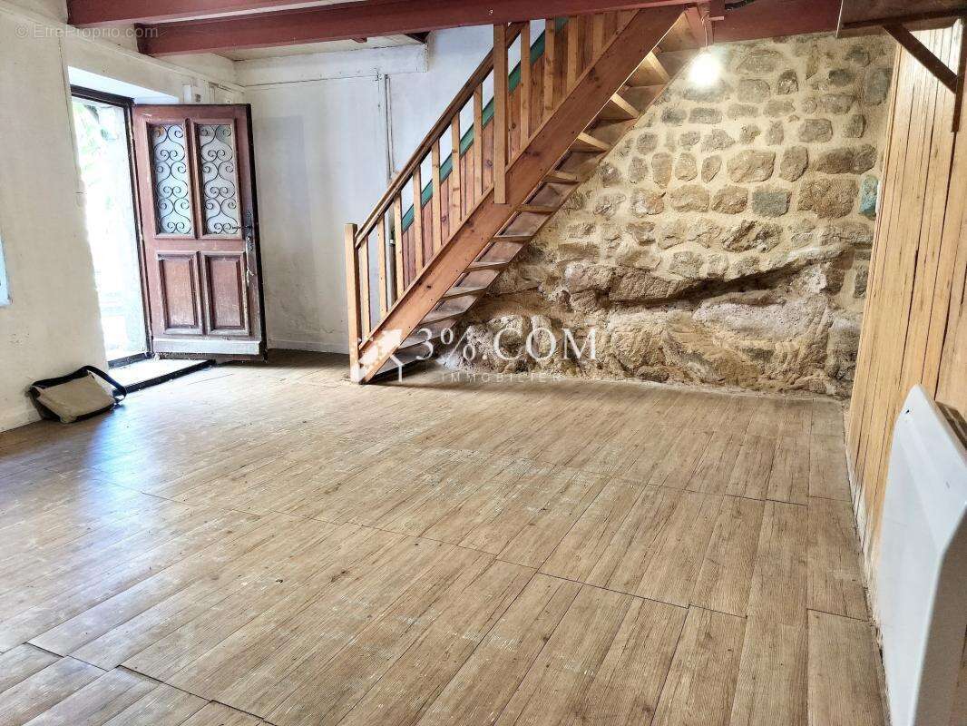 Maison à COLOMBIER-LE-JEUNE