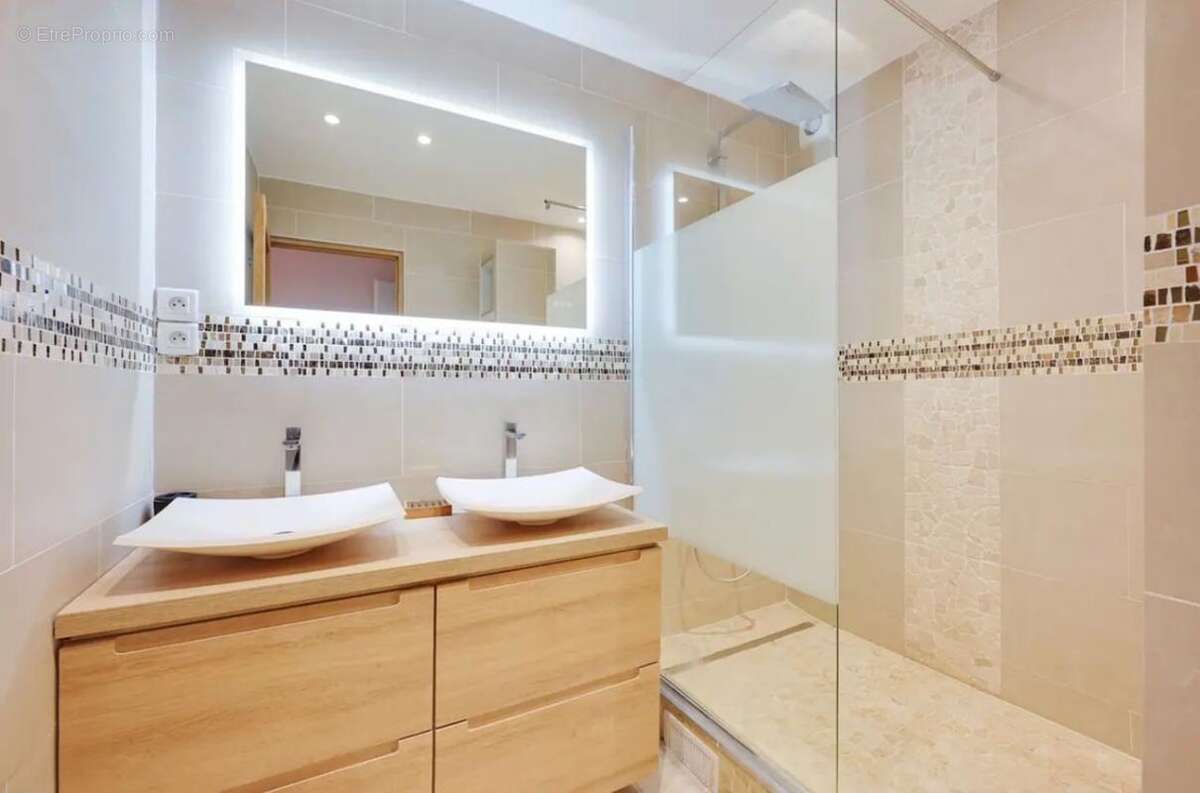 Appartement à CHARENTON-LE-PONT