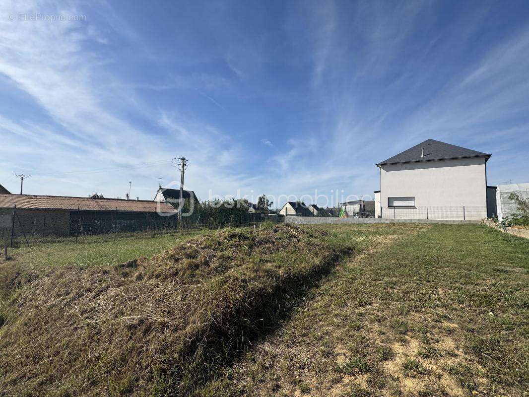 Terrain à SAINT-PIERRE-LA-COUR