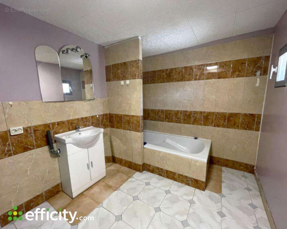 Maison à SAINT-YZAN-DE-SOUDIAC