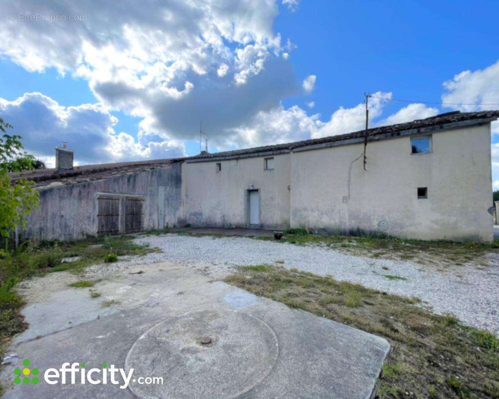 Maison à SAINT-YZAN-DE-SOUDIAC