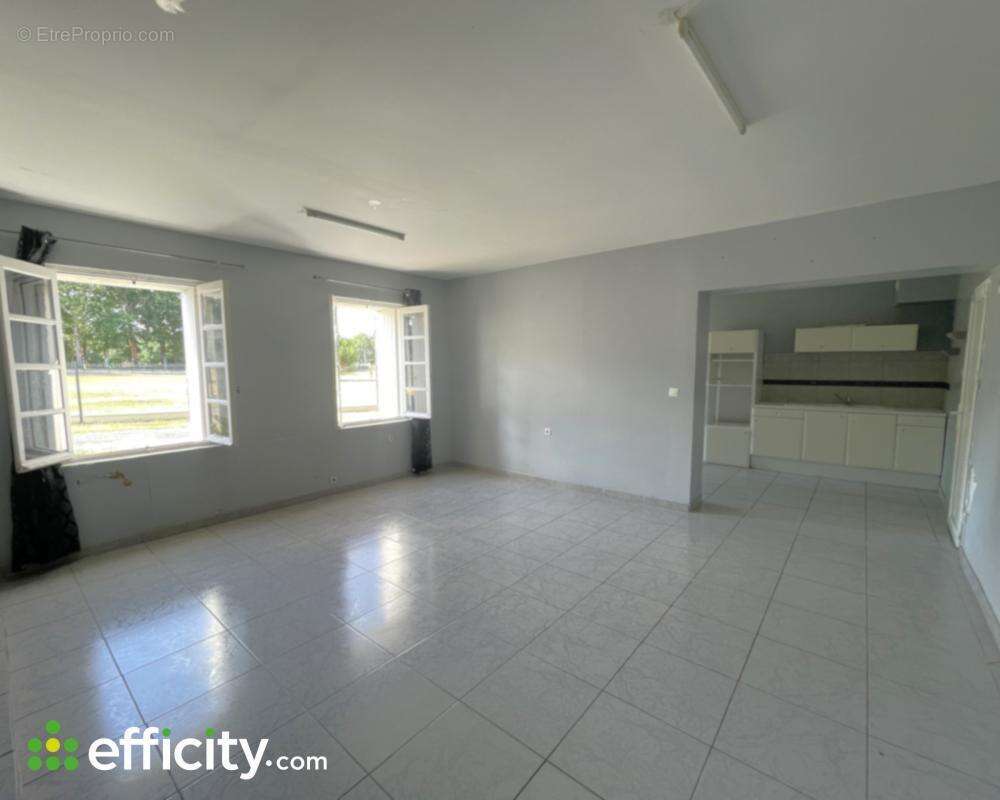 Maison à SAINT-YZAN-DE-SOUDIAC