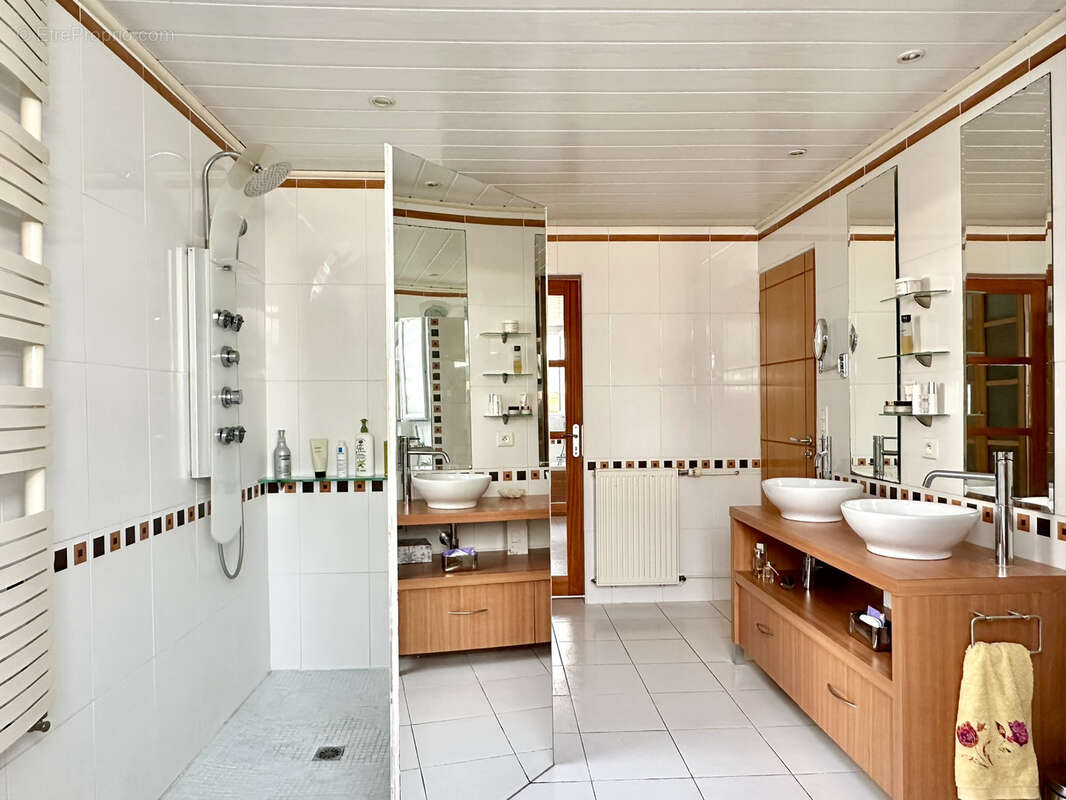 Maison à SAINT-HILAIRE-DE-CHALEONS