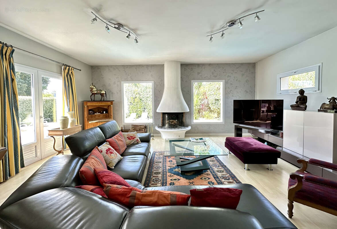 Maison à SAINT-HILAIRE-DE-CHALEONS