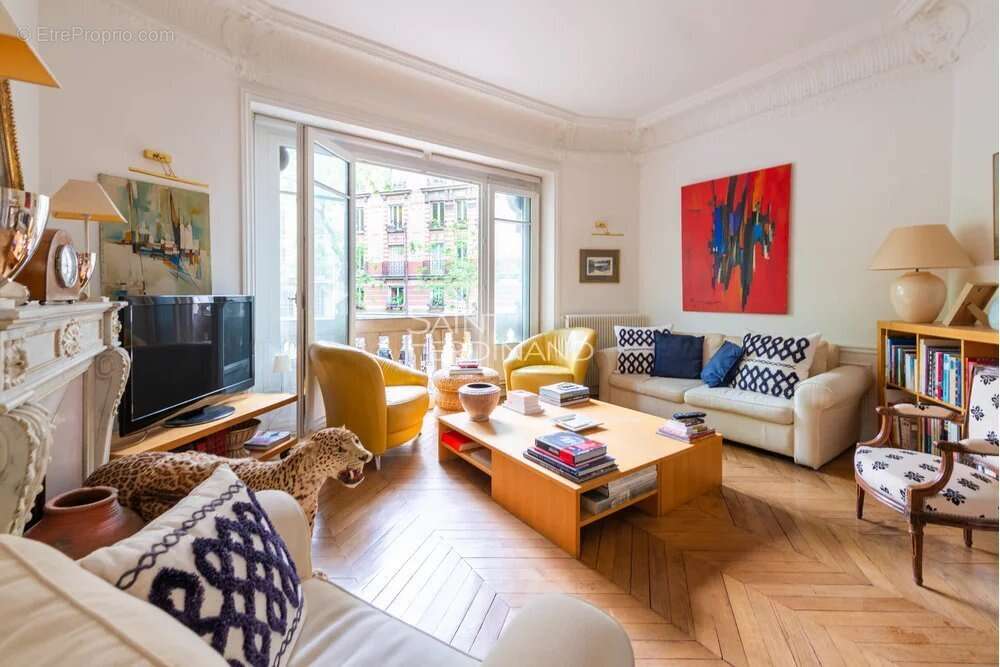 Appartement à PARIS-16E