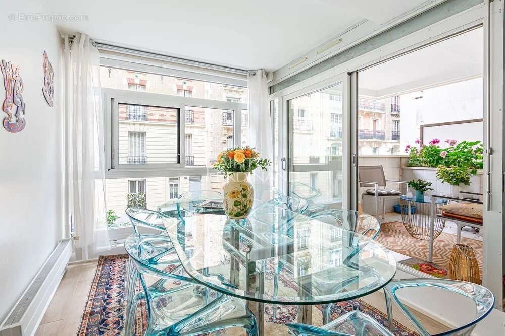 Appartement à PARIS-16E