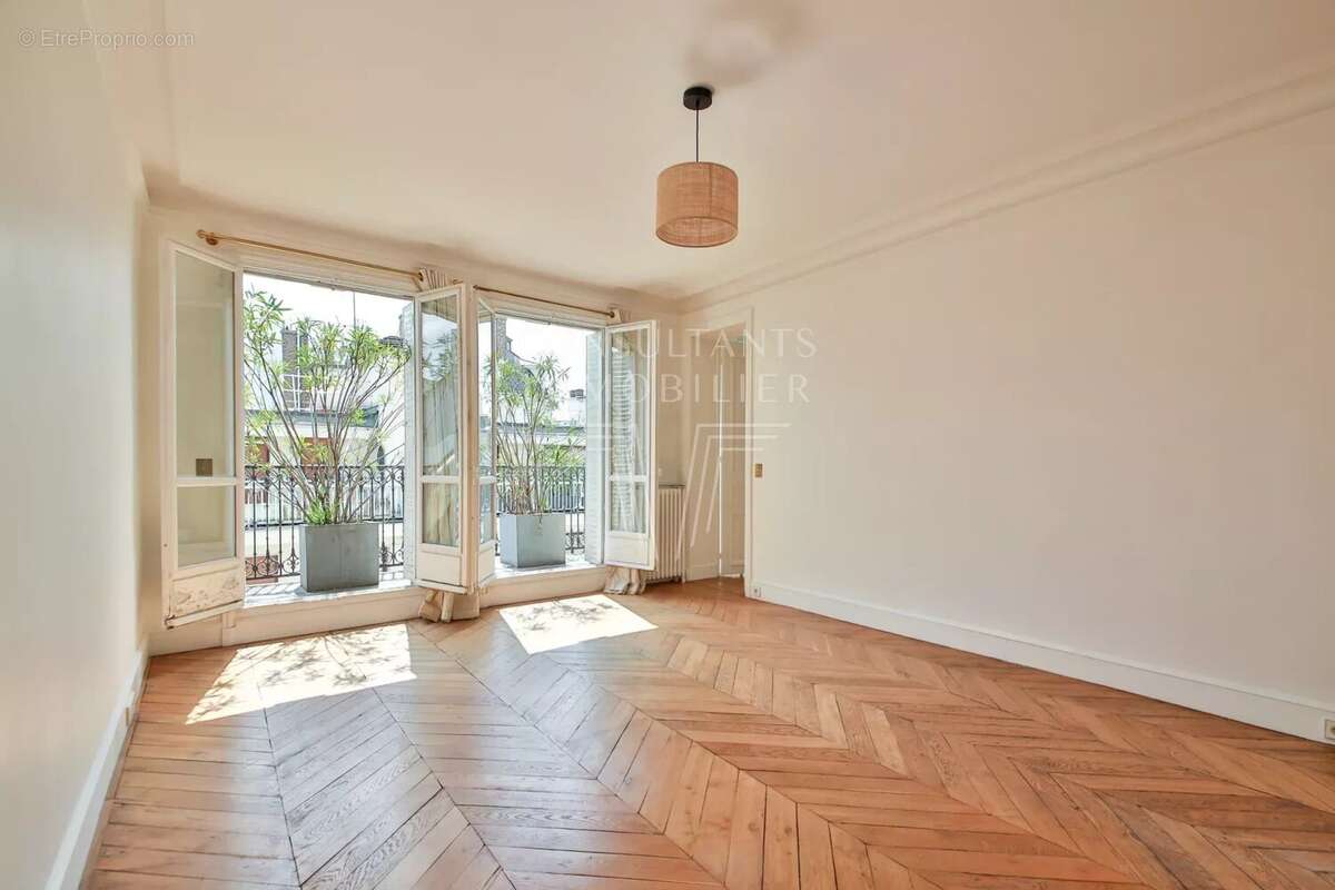 Appartement à PARIS-16E