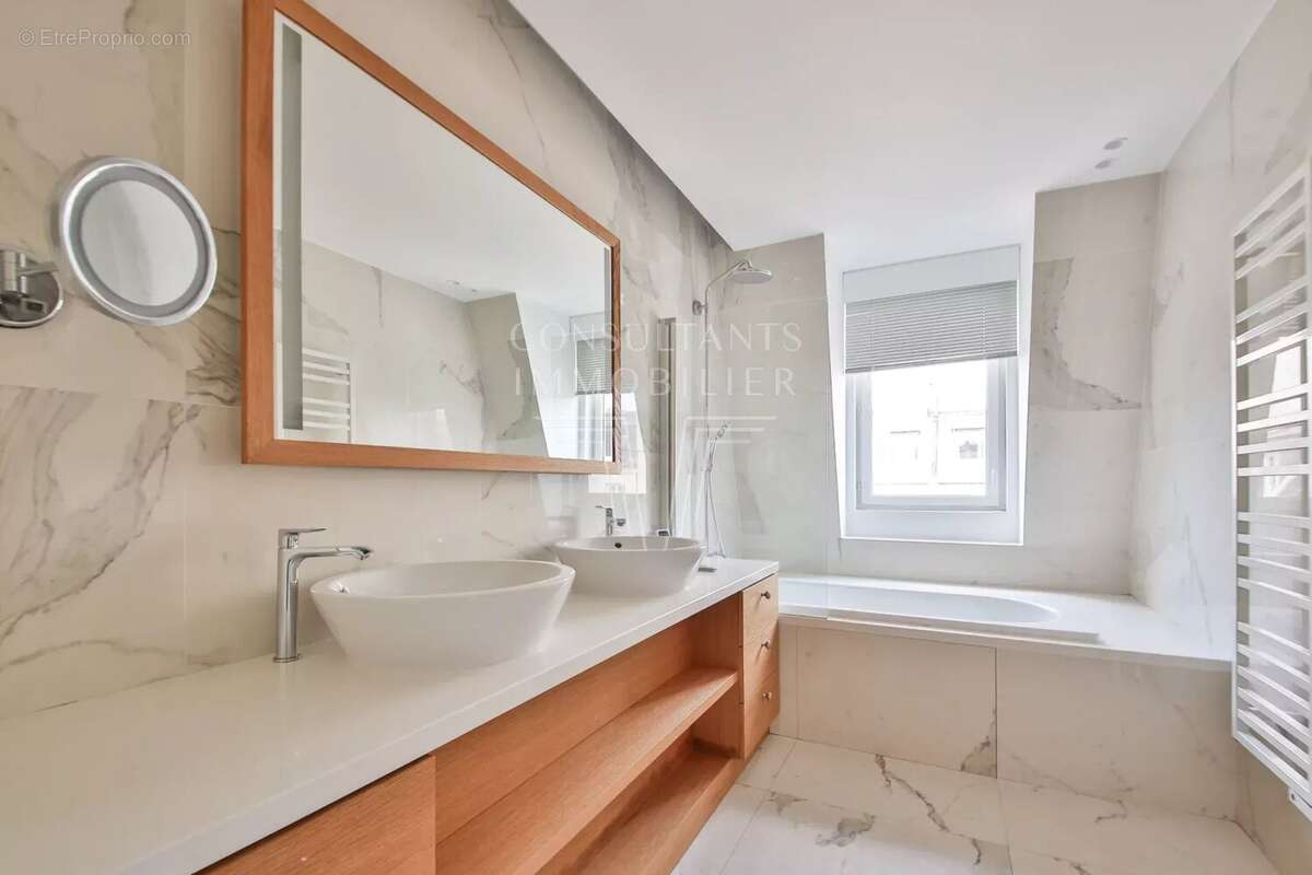 Appartement à PARIS-16E