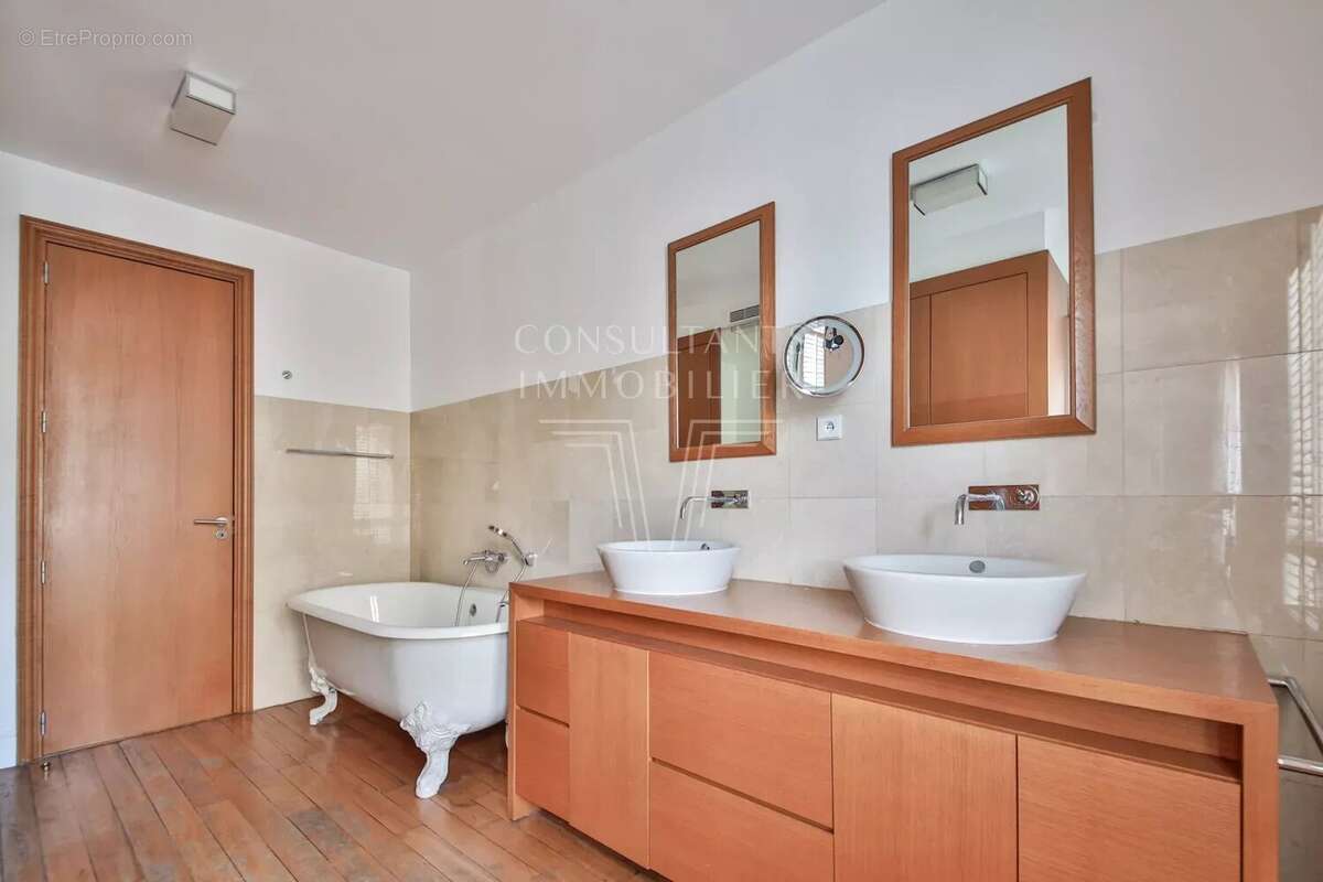 Appartement à PARIS-16E