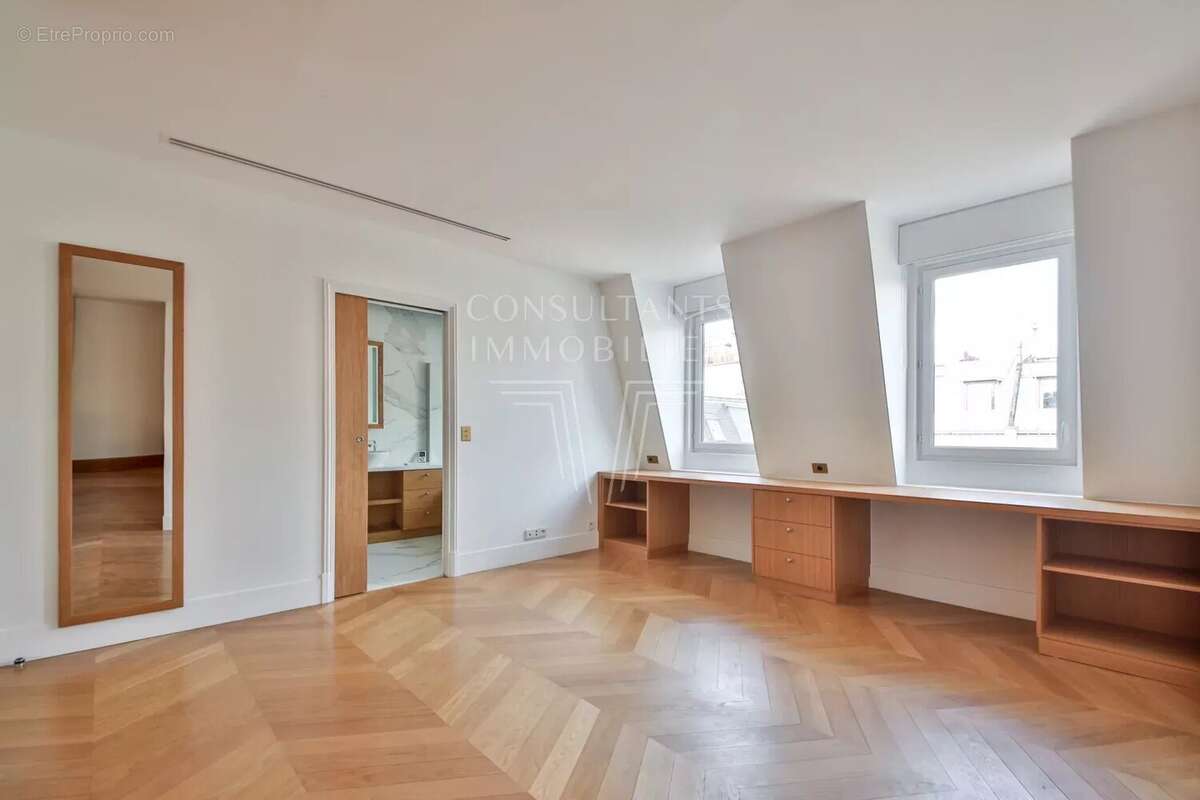 Appartement à PARIS-16E