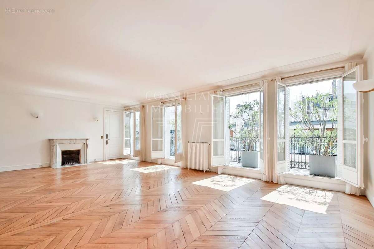Appartement à PARIS-16E